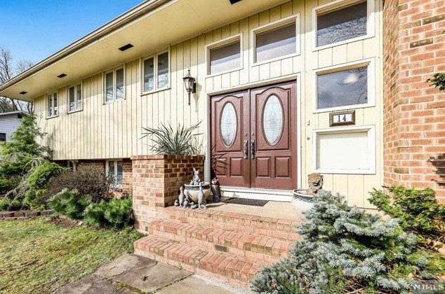 14 Garden Ct, Westwood, NJ 07676-4514