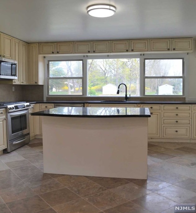 220 Birchwood Rd, Westwood NJ  07675-6829 exterior