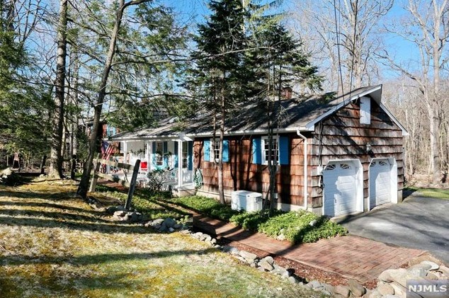 15 Rambling Brook Rd, Upper Saddle River, NJ 07458