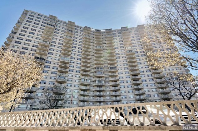 2100 Linwood Ave, West Fort Lee NJ  07024-3101 exterior