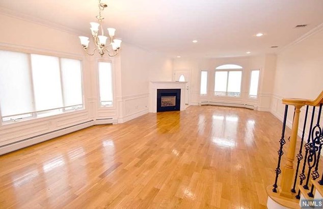 254 13th St #c, Palisades Park, NJ 07650