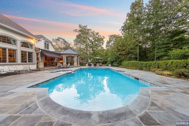 878 Seneca Rd, Franklin Lakes, NJ 07417