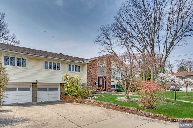 12 Roslyn Ave, Englewood, NJ 07632-3010