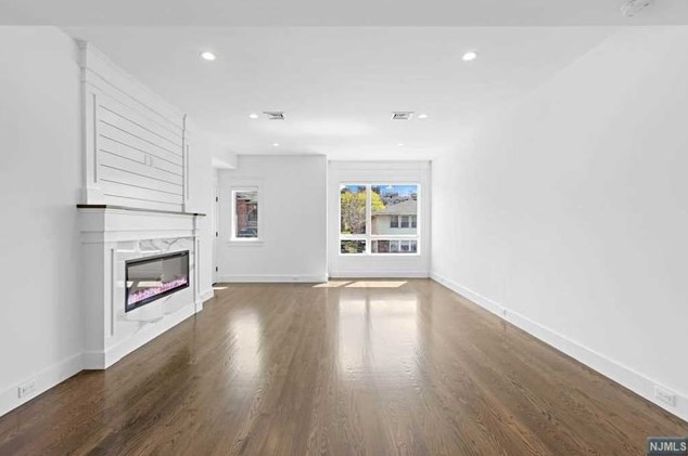 213 7th St, Palisades Park, NJ 07650