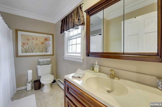 19 Myrtle St, Rutherford NJ  07070-1129 exterior