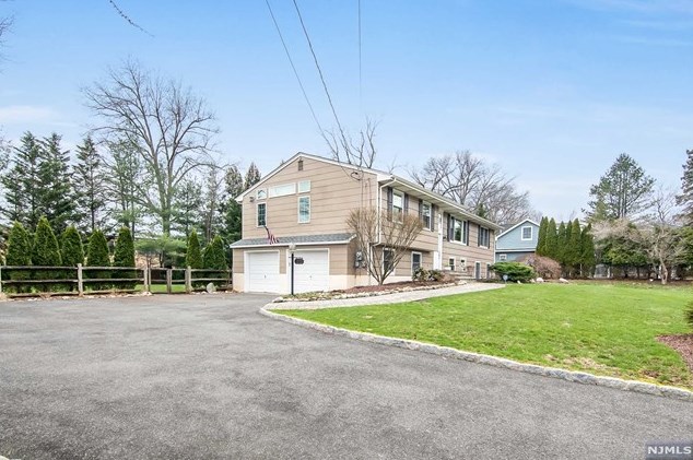 23 Hamilton St, Allendale, NJ 07401