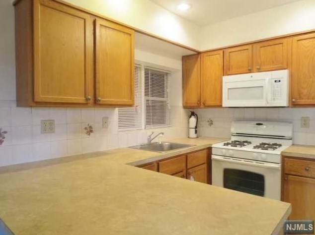 902 River Rd Apt 4, Edgewater, NJ 07020