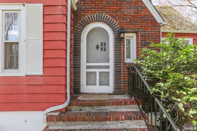 54 Brook St, Closter, NJ 07624