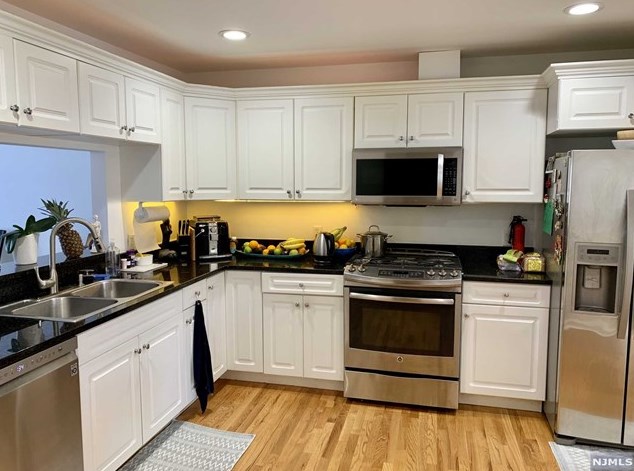48 Legend Hills Dr, Edgewater, NJ 07020