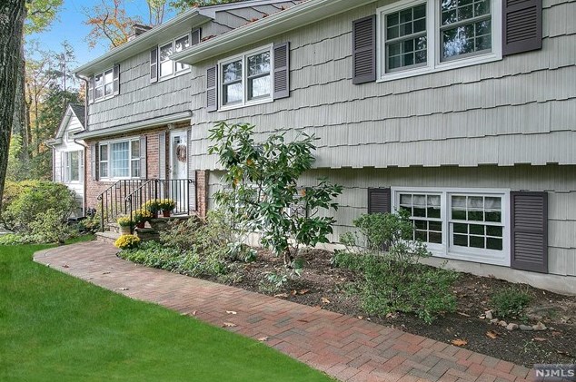 52 Elbrook Dr, Allendale, NJ 07401