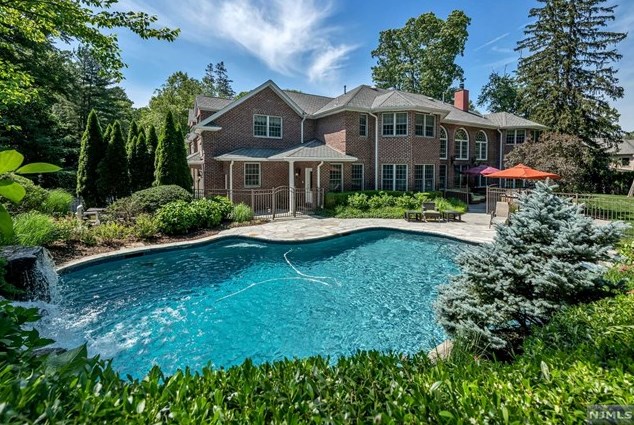 33 Maple Rd, Upper Saddle River, NJ 07458