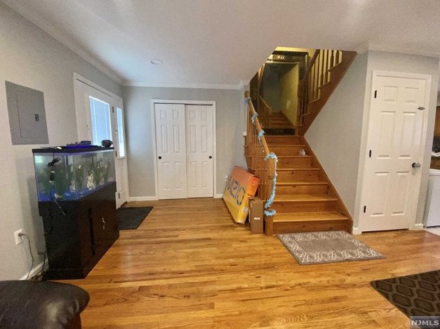 15 Val Sumo Ln, Newark, NJ 07105-3547