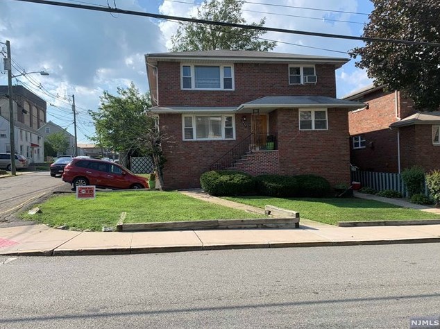 1637 John St, West Fort Lee, NJ 07024-2546