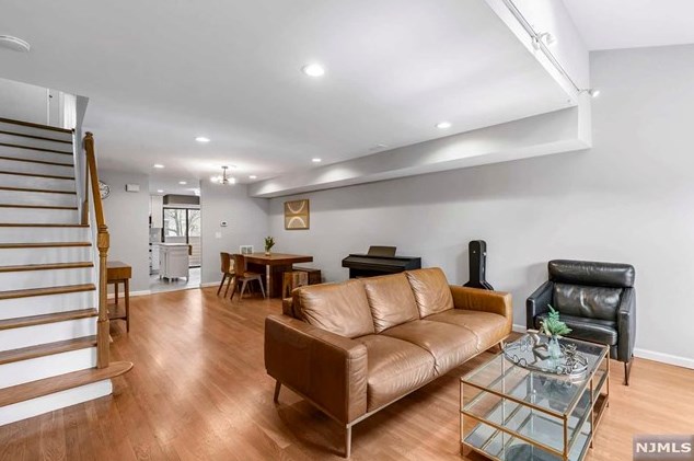 1272 15th St, West Fort Lee, NJ 07024-1939