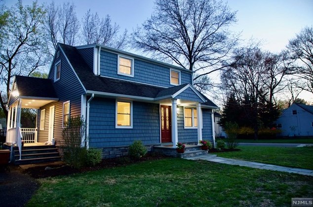 296 Wyckoff Ave, Waldwick, NJ 07463-1235