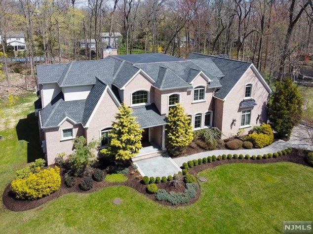 17 Cottontail Trail, Upper Saddle River, NJ 07458
