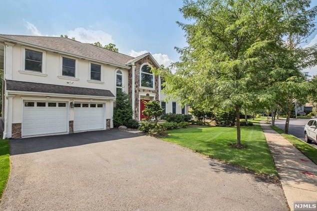 10 Heaton Ct, Closter, NJ 07624