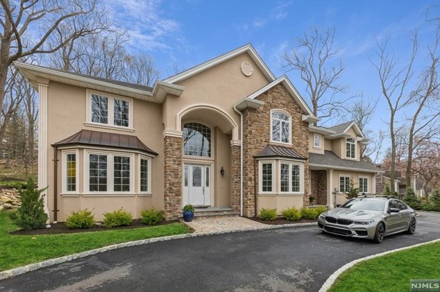 28 Lilline Ln, Upper Saddle River, NJ 07458