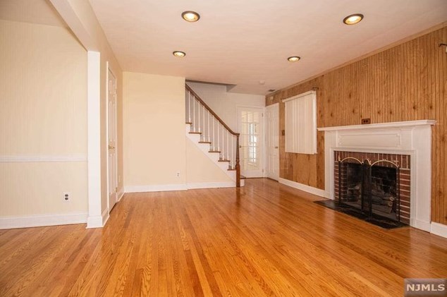 32 Elmwood Dr, Elmwood Park, NJ 07407-1712