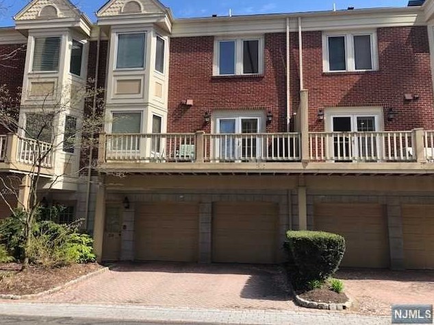 30 Lenox Ct, West Fort Lee, NJ 07024-1809