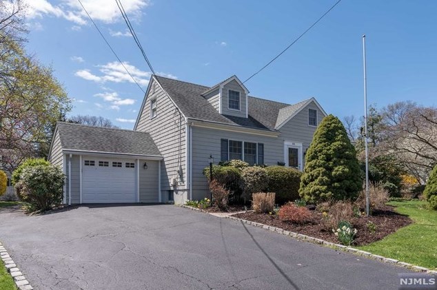 54 Fairhaven Dr, Midland Pk, NJ 07432-1017