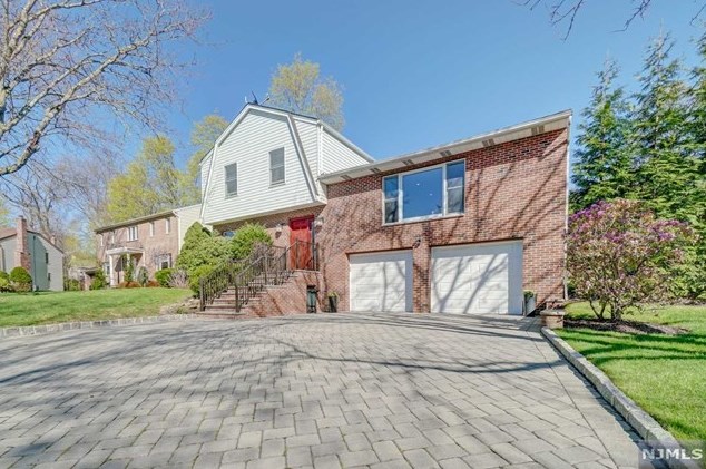 8 Michele Ct, Cresskill, NJ 07626