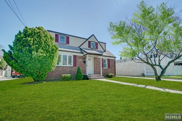 89 Stratford Rd, Dumont, NJ 07628