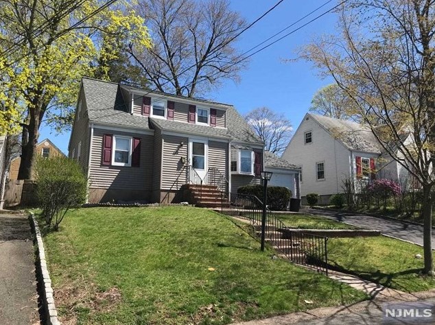 91 Overlook Dr, Dumont, NJ 07628