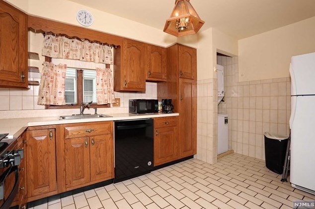 14 Franklin St, Elmwood Park, NJ 07407