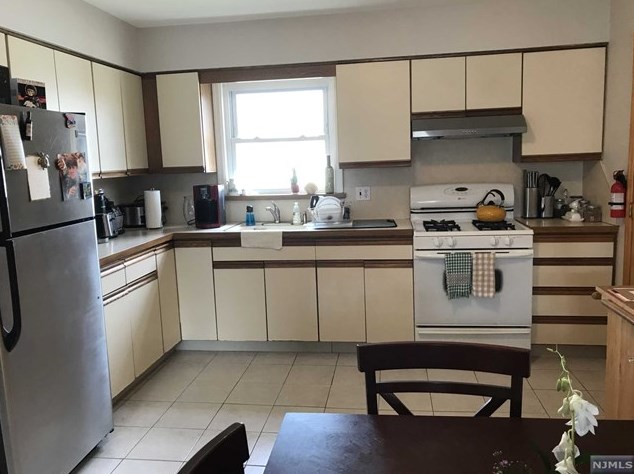 20 Valley St, Paterson, NJ 07506
