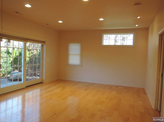 207 Woodside Ave #1st Fl, Ridgewood, NJ 07450