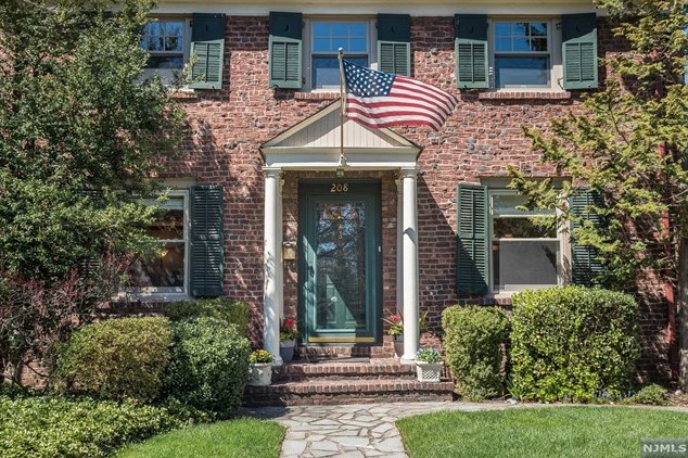 208 Gramercy Pl, Ridgewood, NJ 07452