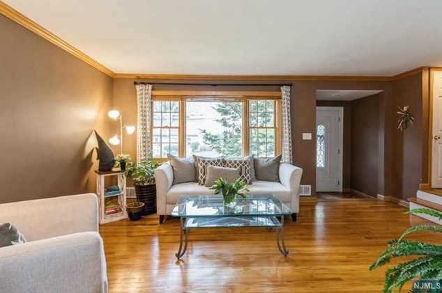 23 Oak Ln, Verona, NJ 07044