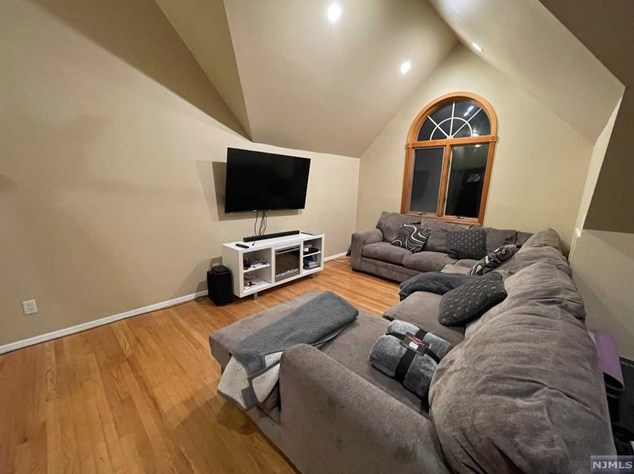 128 Riverside Ave, Lyndhurst, NJ 07071