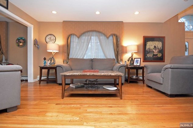 96 Nichols Dr, Paramus, NJ 07652