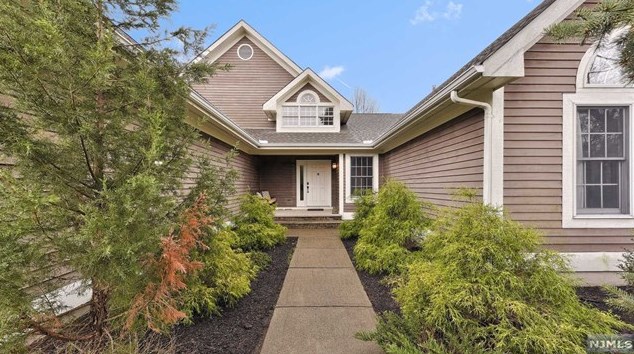8 Gates Pl, Wayne, NJ 07470-3217