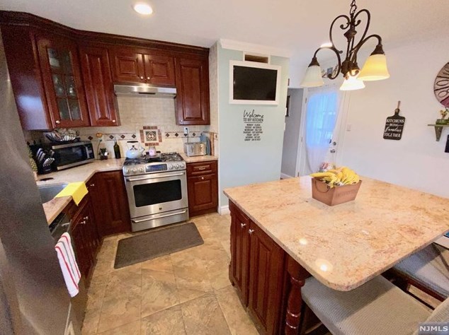 6 Fredericks Ct #1, Elmwood Park, NJ 07407