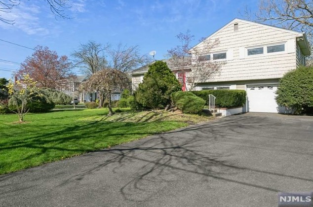 3 Garvey Pl, Ridgewood, NJ 07452