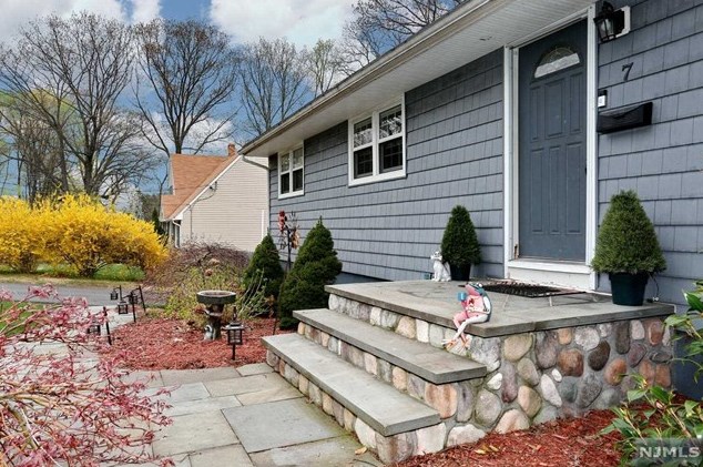 7 1st St, Park Ridge, NJ 07656-1605