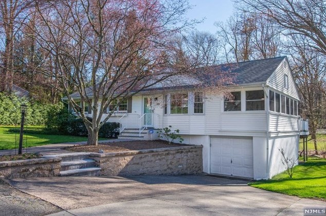 108 Grove St, Oakland, NJ 07436