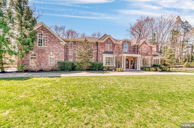 356 Indian Trail Dr, Franklin Lakes, NJ 07417