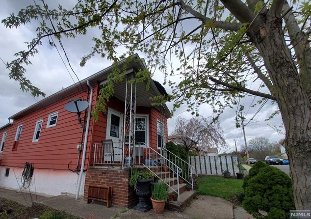 35 Krakow St, Outwater, NJ 07026