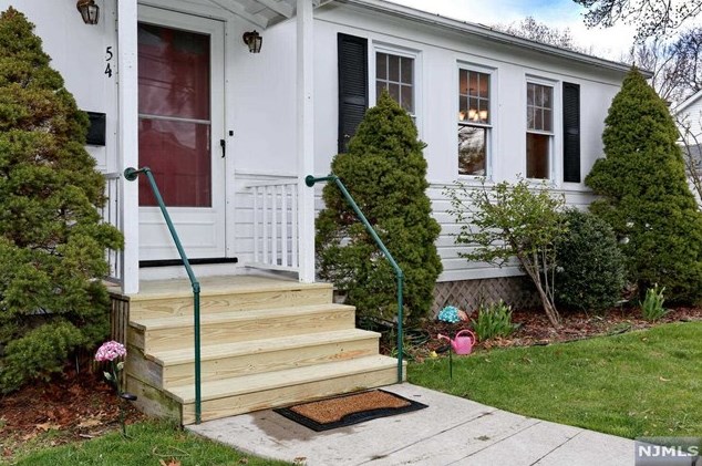 54 Ontario St, Dumont, NJ 07628