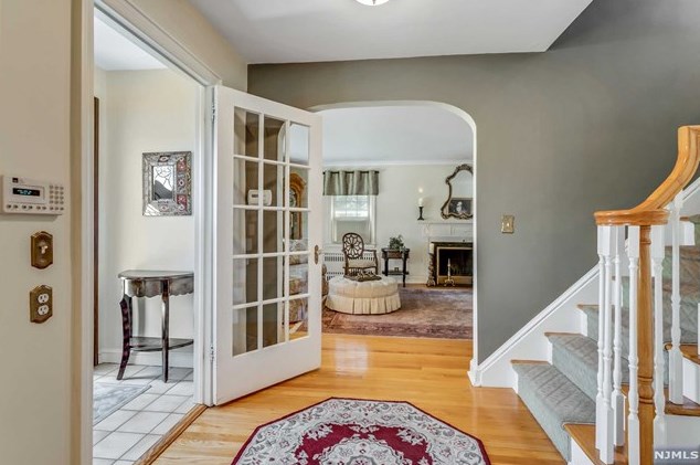 84 Raymond Ave, Rutherford, NJ 07070-1134