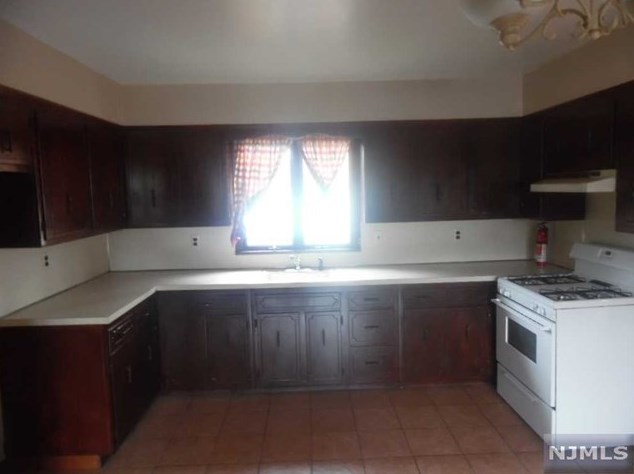 11 Leo Pl, Lodi NJ  07644-3303 exterior