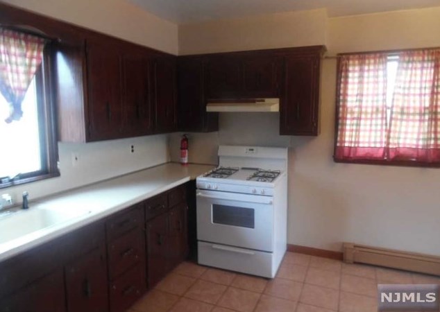 11 Leo Pl, Lodi NJ  07644-3303 exterior