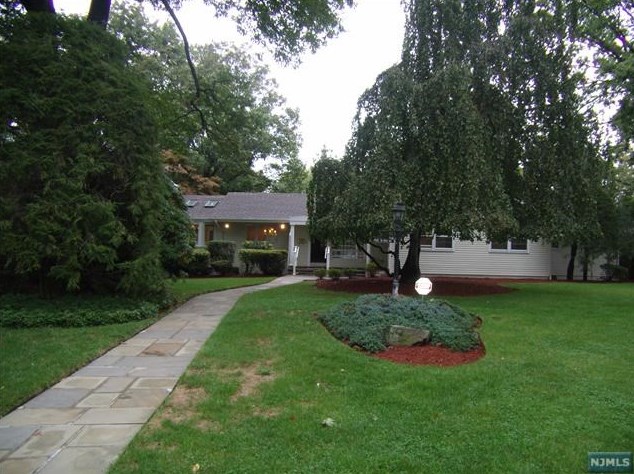 85 Kent Rd, Tenafly, NJ 07670