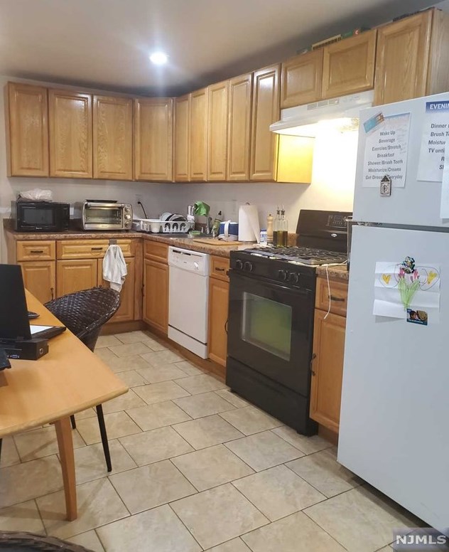 12 Lincoln St, Little Ferry, NJ 07643-2135