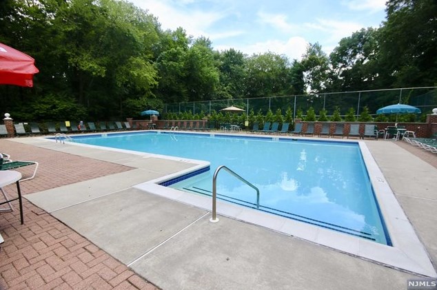 274 Larch Ln, Mahwah, NJ 07430