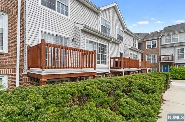 444 Lee Ct, West Fort Lee, NJ 07024-2137